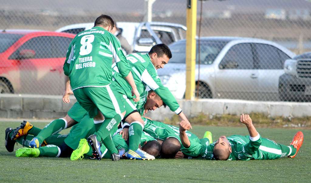 Camioneros se recuperó y dejó sin invicto a Los Cuervos