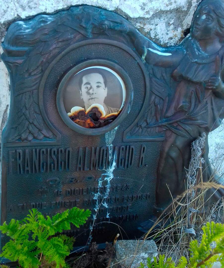 La tumba que en el cementerio de la Misión Recuerda a Francisco