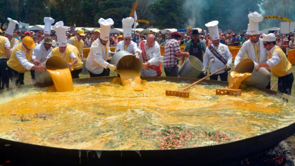 Fiesta de la Omelette Gigante de fondo