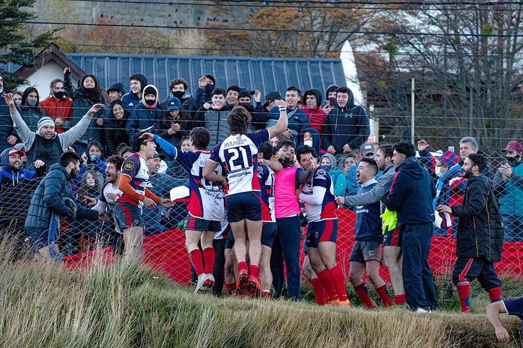 Imágenes que sirvieron de prueba para suspender al ciclismo y al rugby; los primeros no respetaron distanciamiento, entre otras cosas, el segundo aglutinó a muchos espectadores.