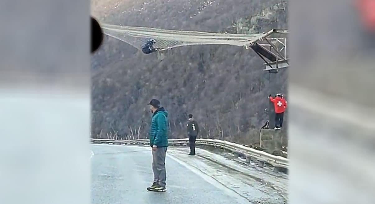Menor de edad cayó desde una aerosilla y quedó en una red de contención