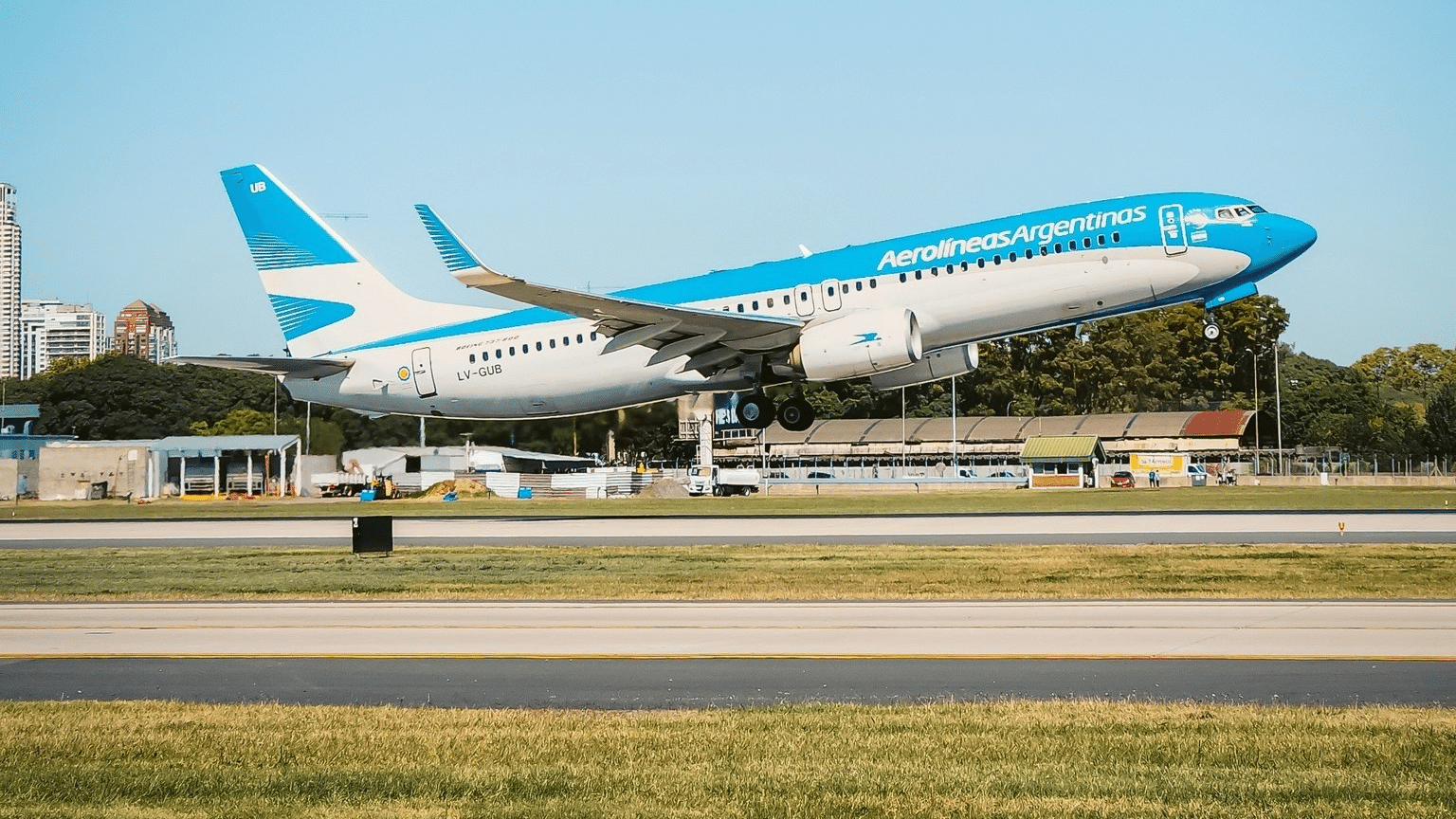 Anunciaron un paro total en Aerolíneas Argentinas e Intercargo