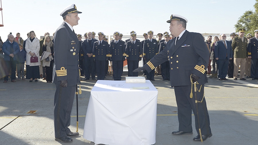 El rompehielos Almirante ARA Irizar tiene nuevo comandante