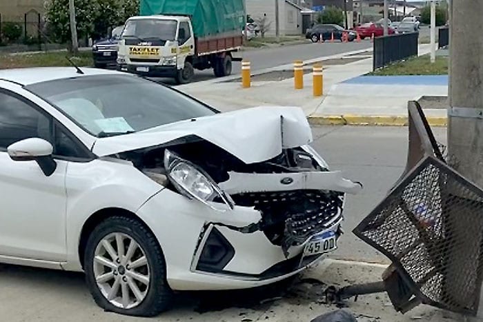 Vehículo chocó contra un poste de luz