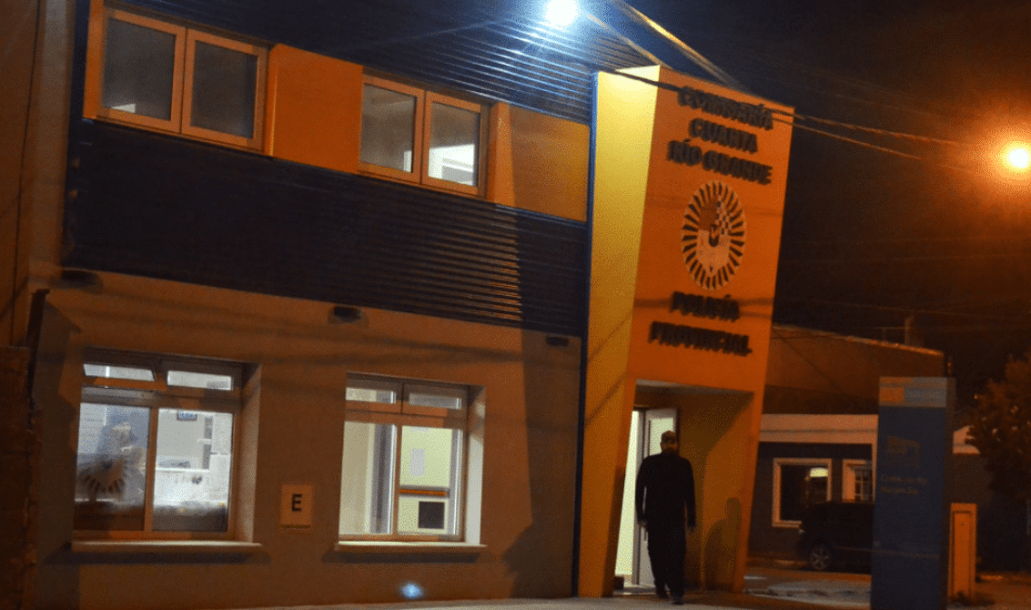 La policía detuvo a dos delincuentes