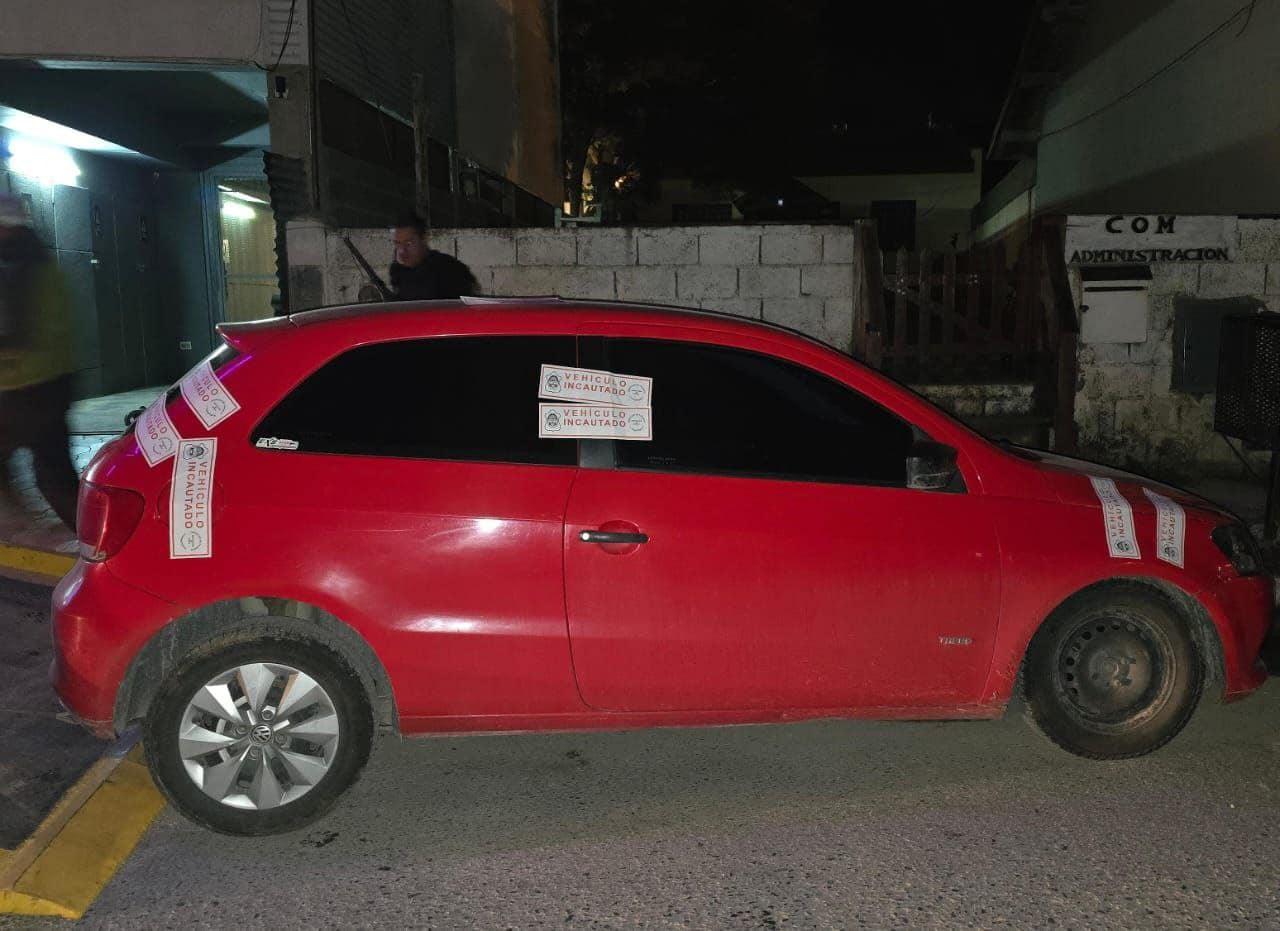Conductor de un auto casi atropella a dos inspectores de tránsito y será denunciado en la justicia