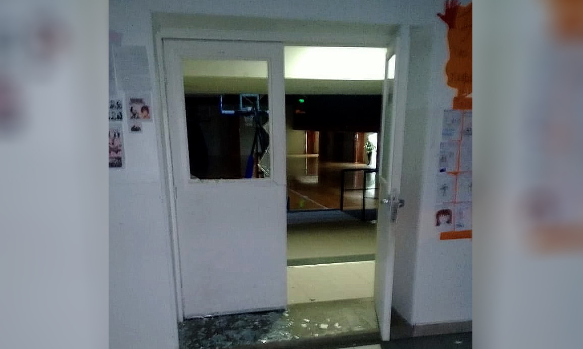 En la madrugada los policías demoraron a dos menores de edad en el interior de un colegio