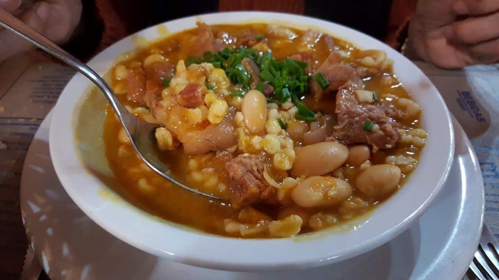 El 25 se come locro, se baila el pericón y se celebra el aniversario