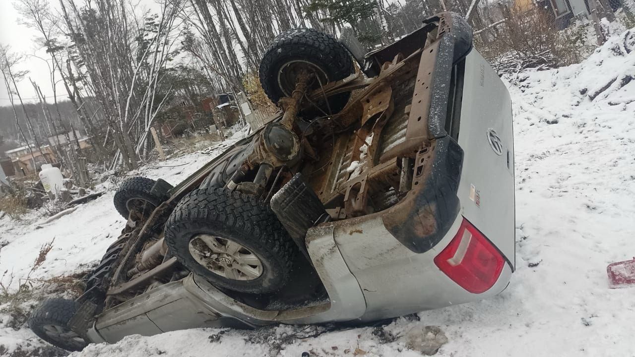 Una camioneta despistó y volcó