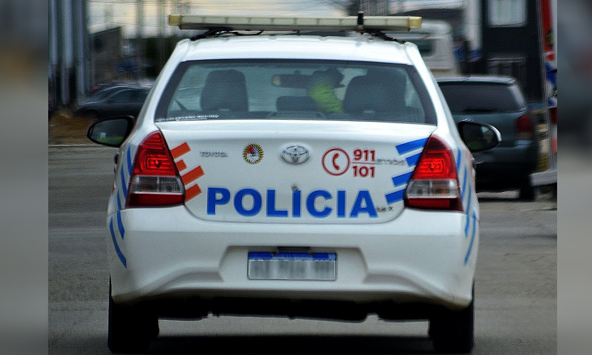 Robaron un arma de fuego a un policía: requisaron una vivienda y sigue la investigación
