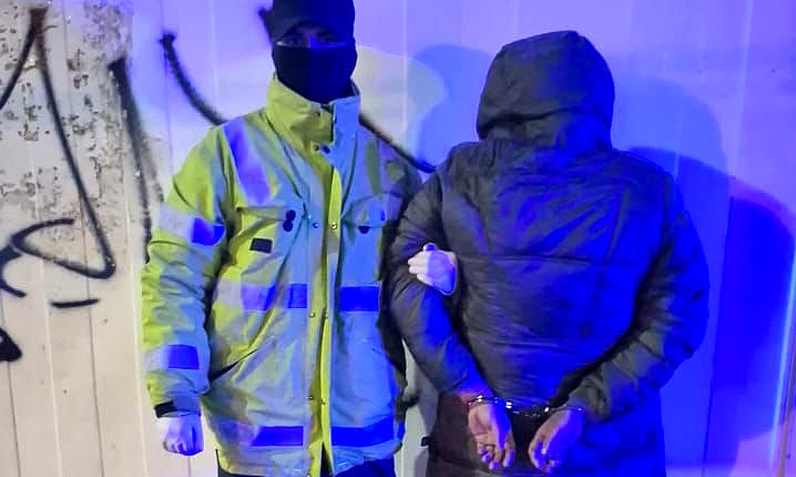 Sujeto violento es detenido por policías