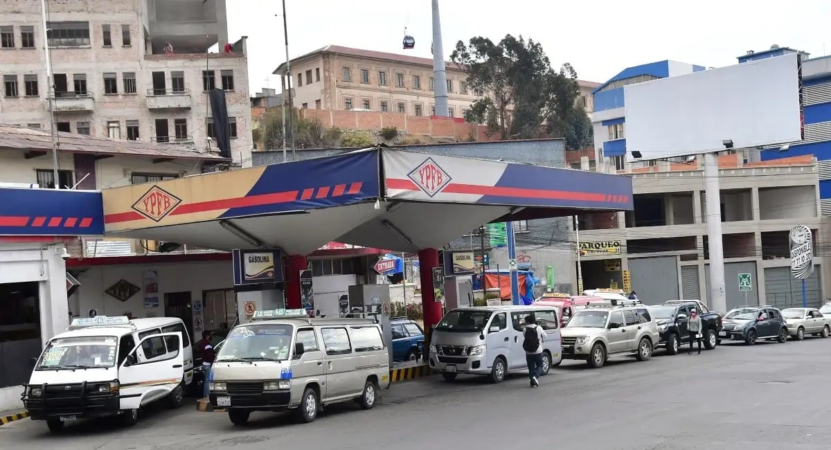 Crisis de combustible en Bolivia se agudizaba con largas filas, paro de transportistas y buques varados