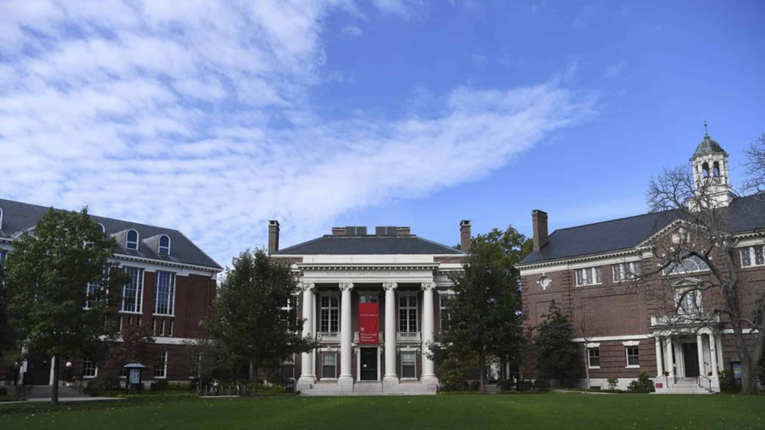 La Justicia suspende temporalmente el veto de estudiantes extranjeros en Harvard