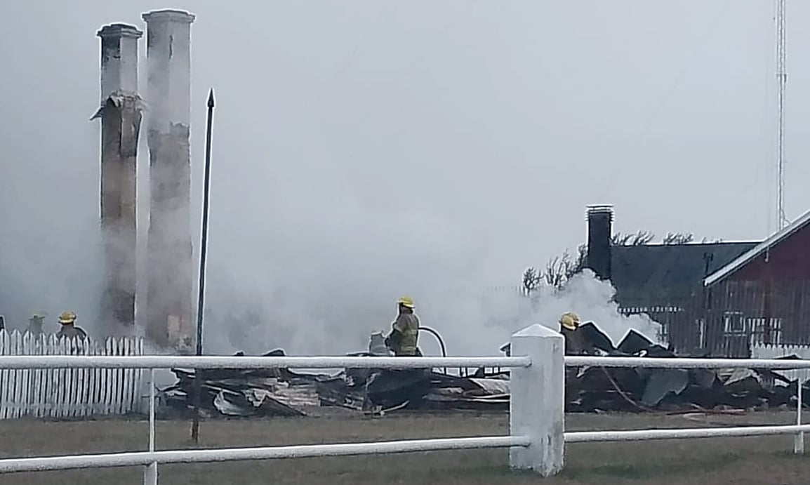 Incendio destruyó una edificación de la Estancia Los Flamencos