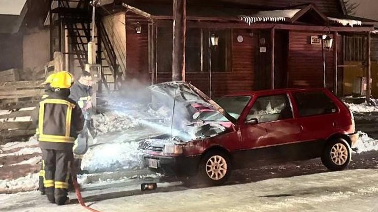 Incendio en el sector del motor de un vehículo