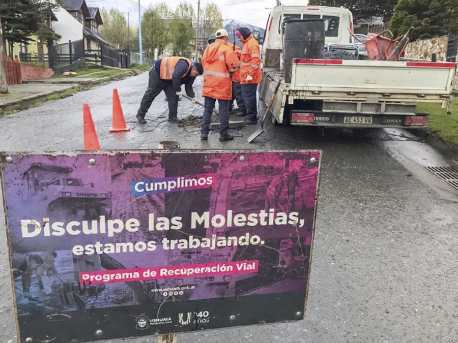 Tareas de bacheo en el Bº Andino