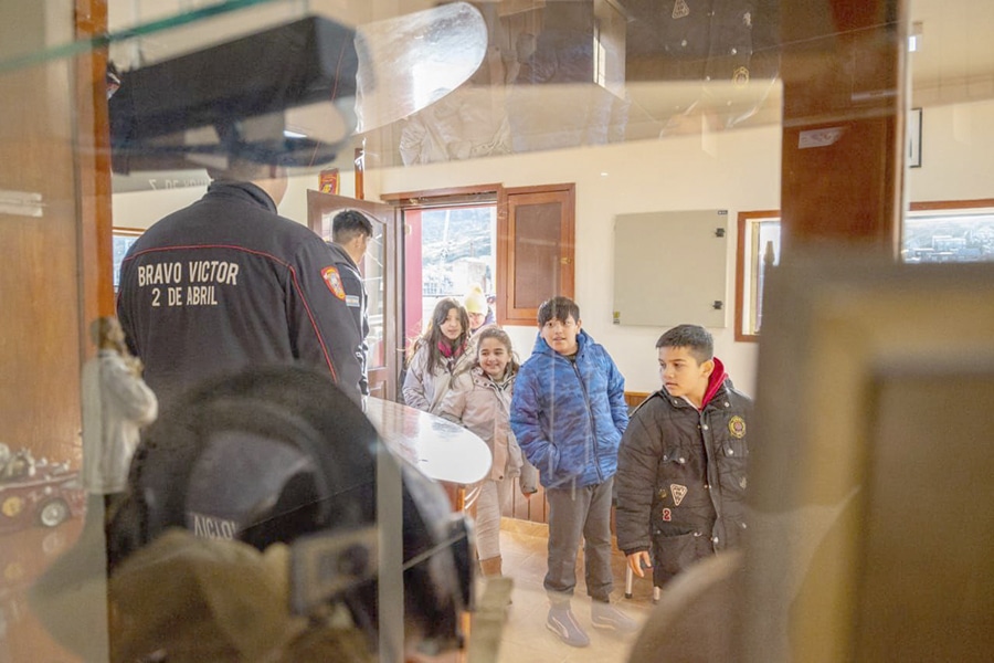 Visita de niños al Cuartel de Bomberos 2 de Abril