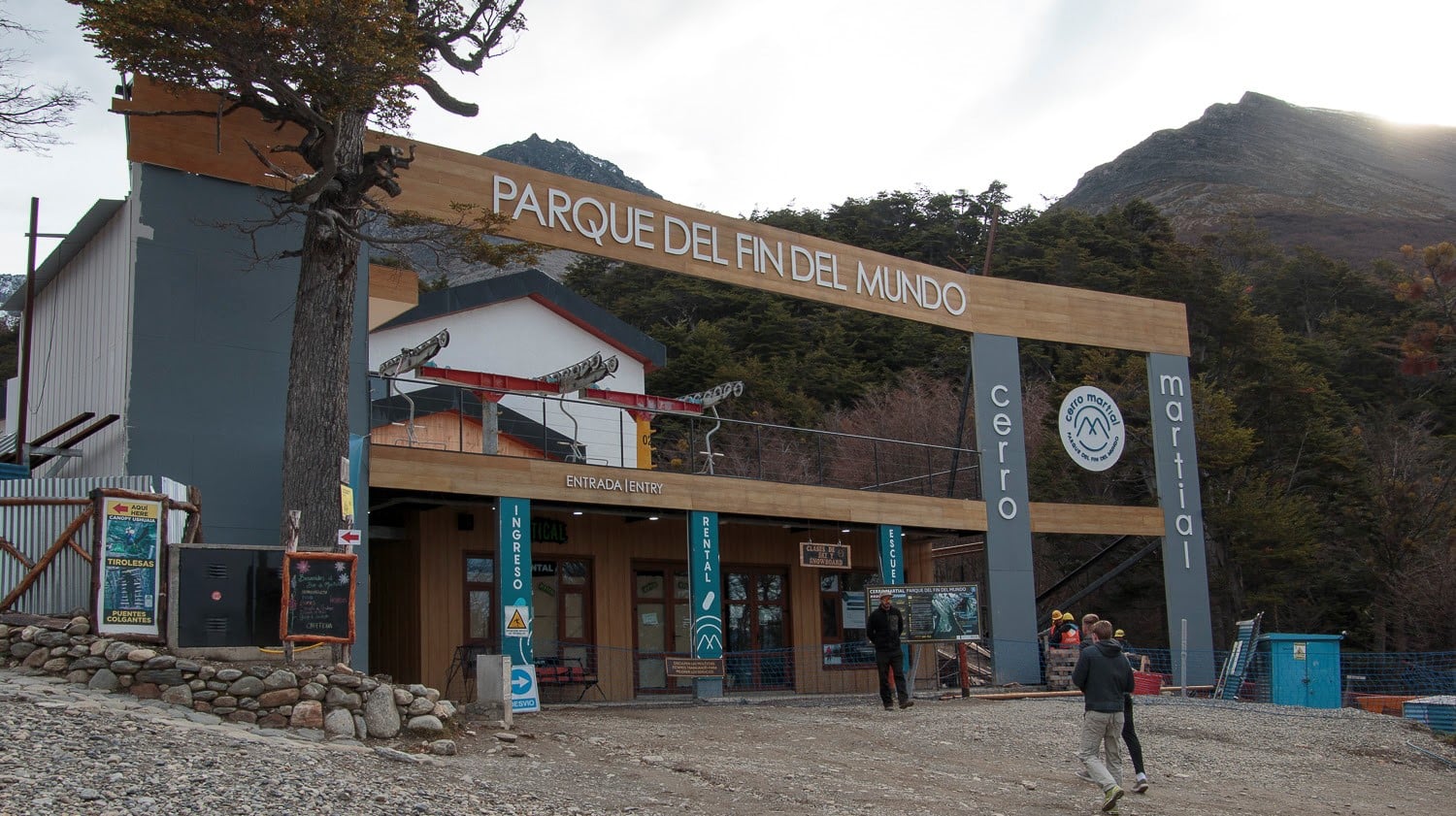 Autoridades provinciales recorrieron avances de obras en el glaciar Martial
