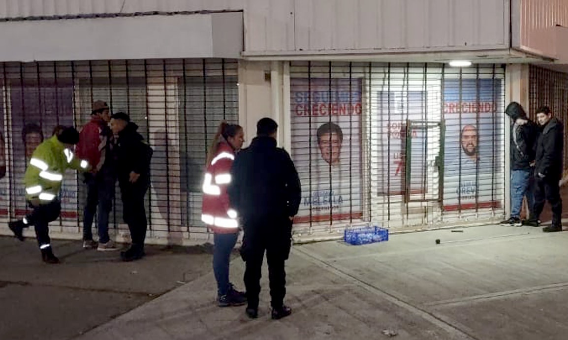 La policía detuvo a dos sujetos que habían sustraído un celular en un comercio
