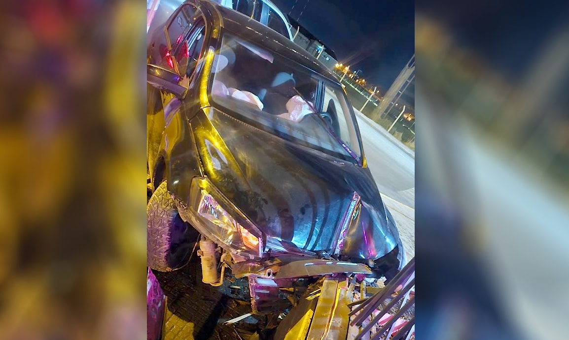 Un vehículo chocó contra un cerco perimetral