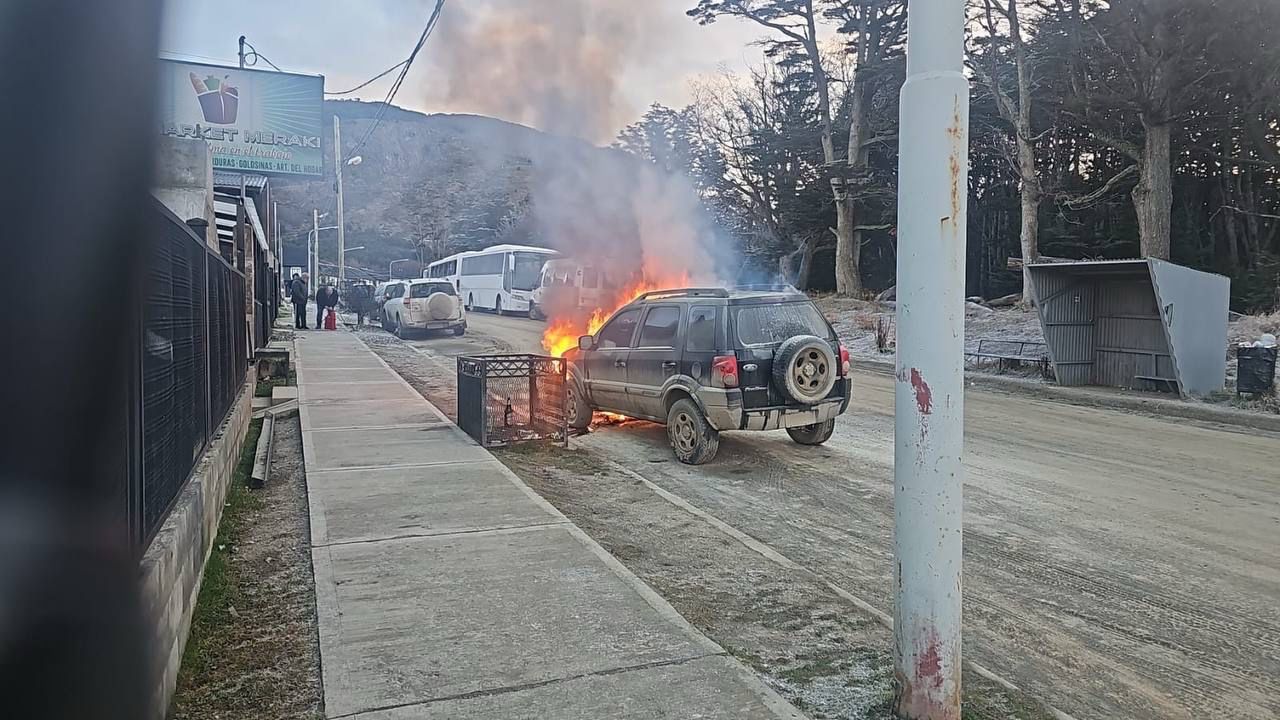Una camioneta resultó destruida por un incendio