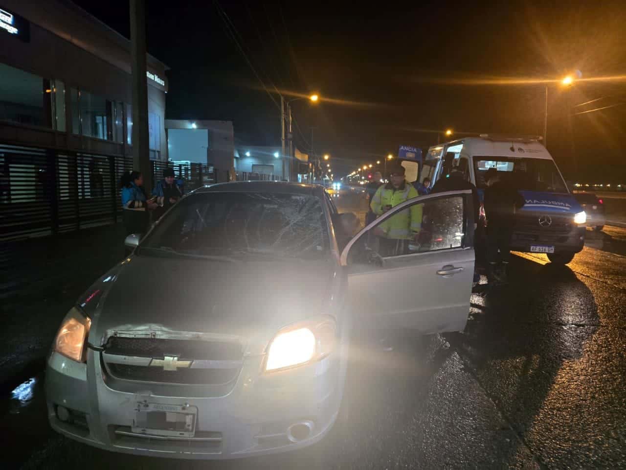 Un vehículo atropelló a un peatón