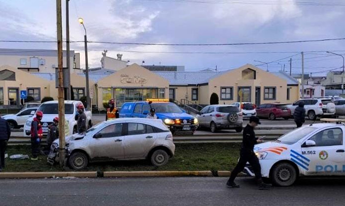 Un automóvil chocó contra un poste de luz