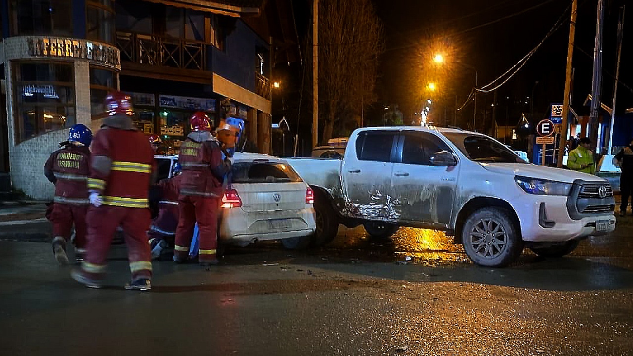 Una camioneta y un auto chocaron en un cruce de calles