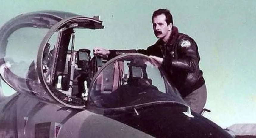 El piloto que desafió a la flota británica y logró repatriar su avión