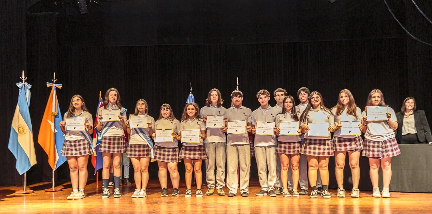 Colazo acompañó a estudiantes del Julio Verne en tradicional jornada cívica