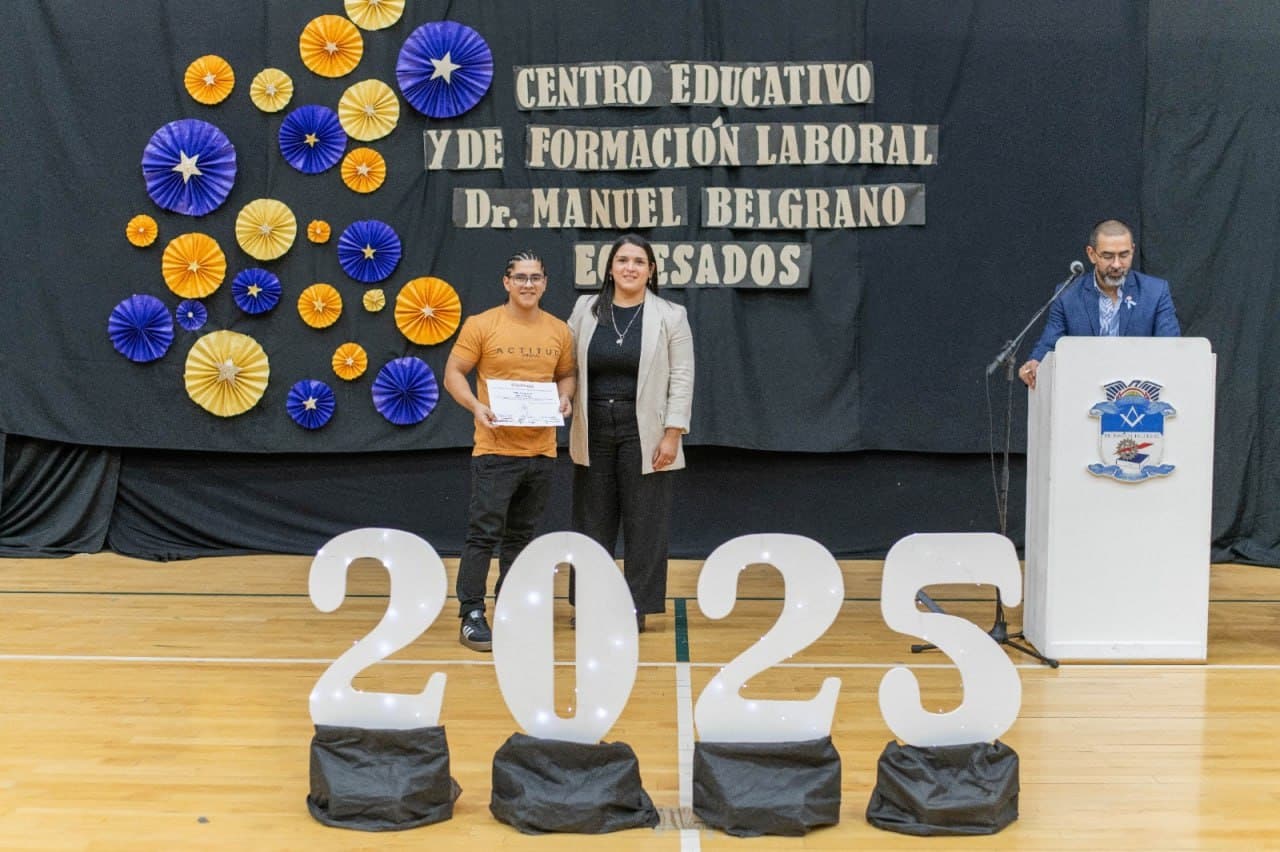 Acto de entrega de certificados a egresados del Centro de Formación Laboral