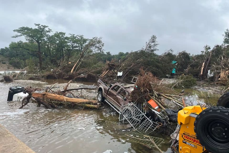 La cifra de muertos por inundaciones en Texas, Estados Unidos, asciende a 80, mientras Trump niega vínculo con su política