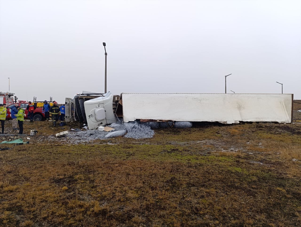 Ruta de circunvalación: volcó un camión de transporte