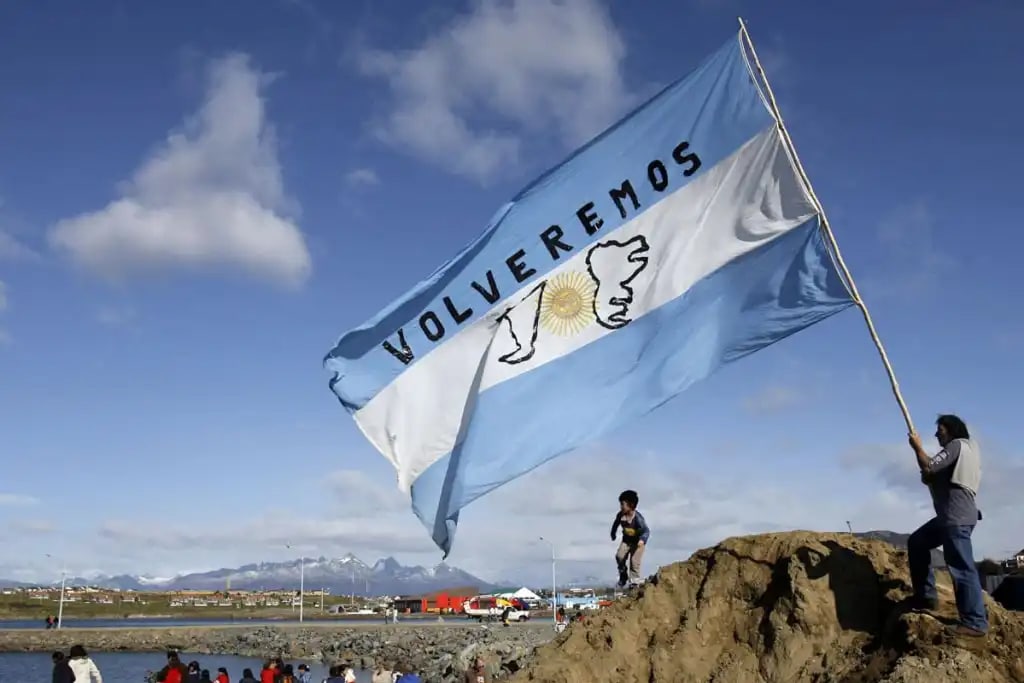 Argentina y Reino Unido reanudan diálogo militar secreto