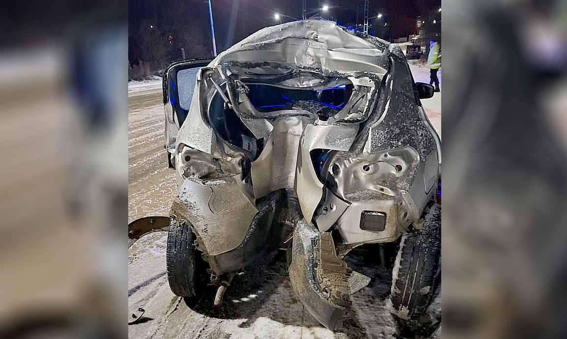 Un auto chocó el sector trasero contra un poste de luz