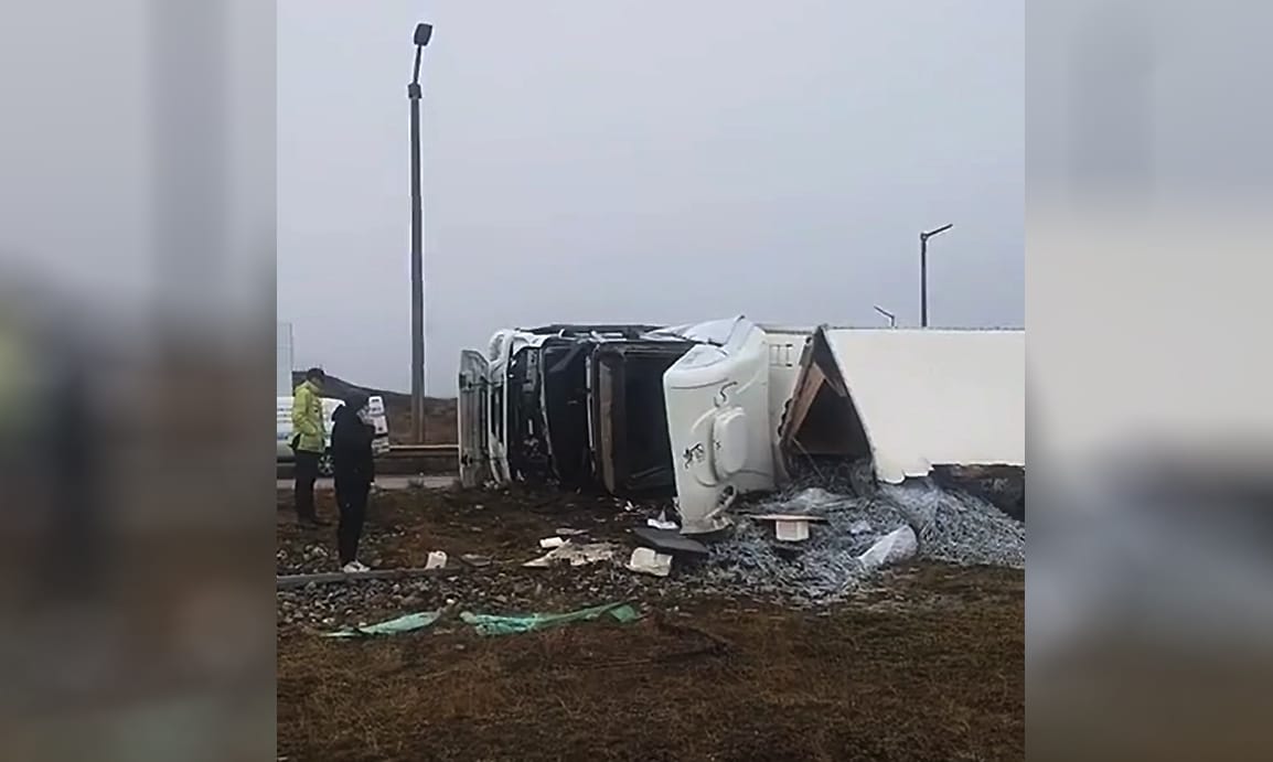 Un camión de transporte volcó sobre la ruta 3