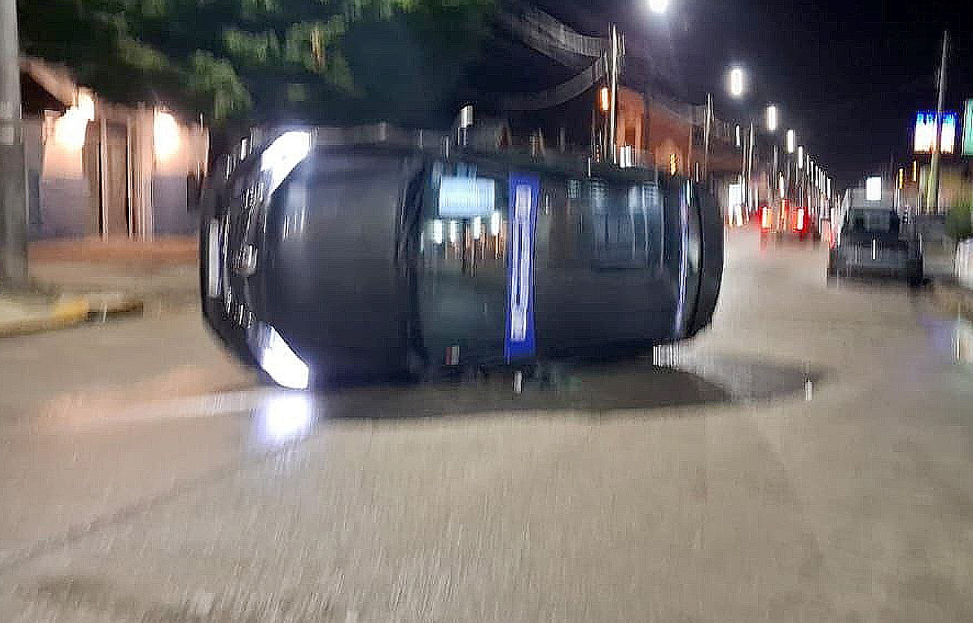 Un remis volcó en el barrio Mutual