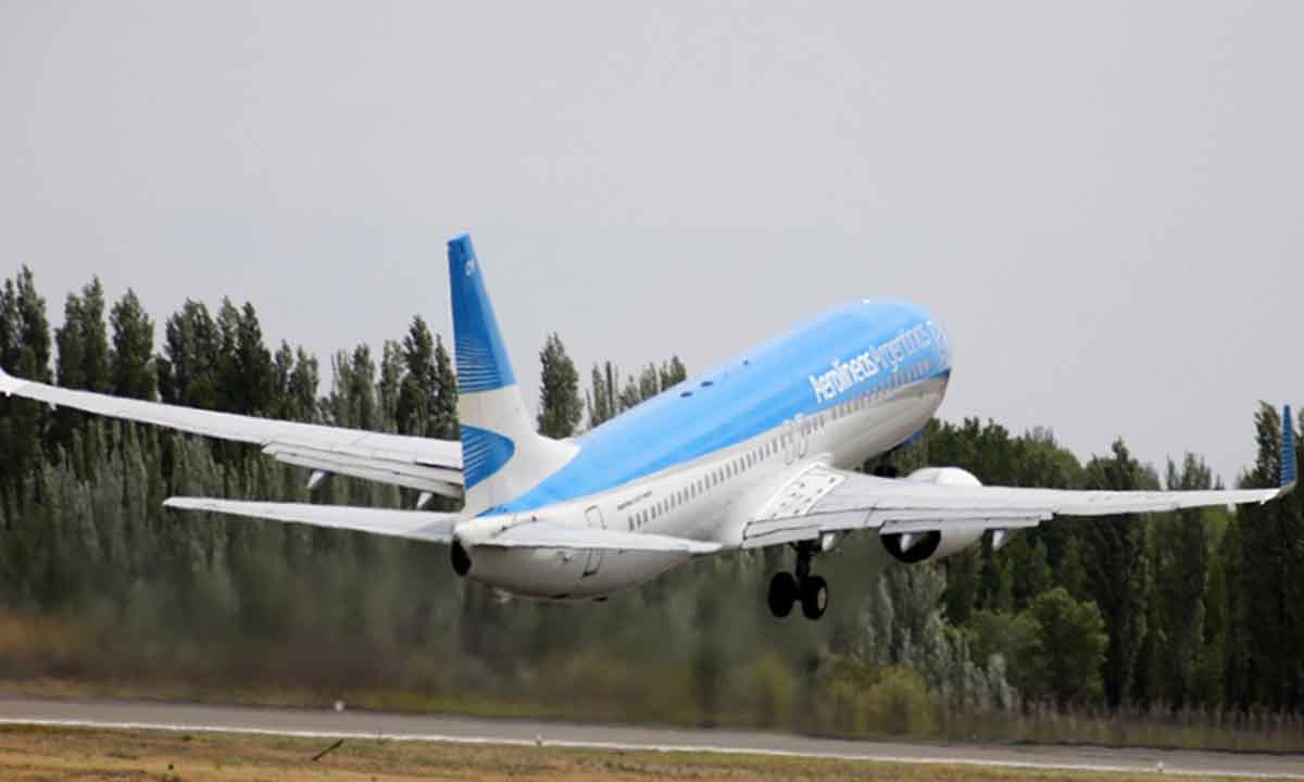 Pilotos de Aerolíneas Argentinas anunciaron un paro en el arranque de vacaciones de invierno
