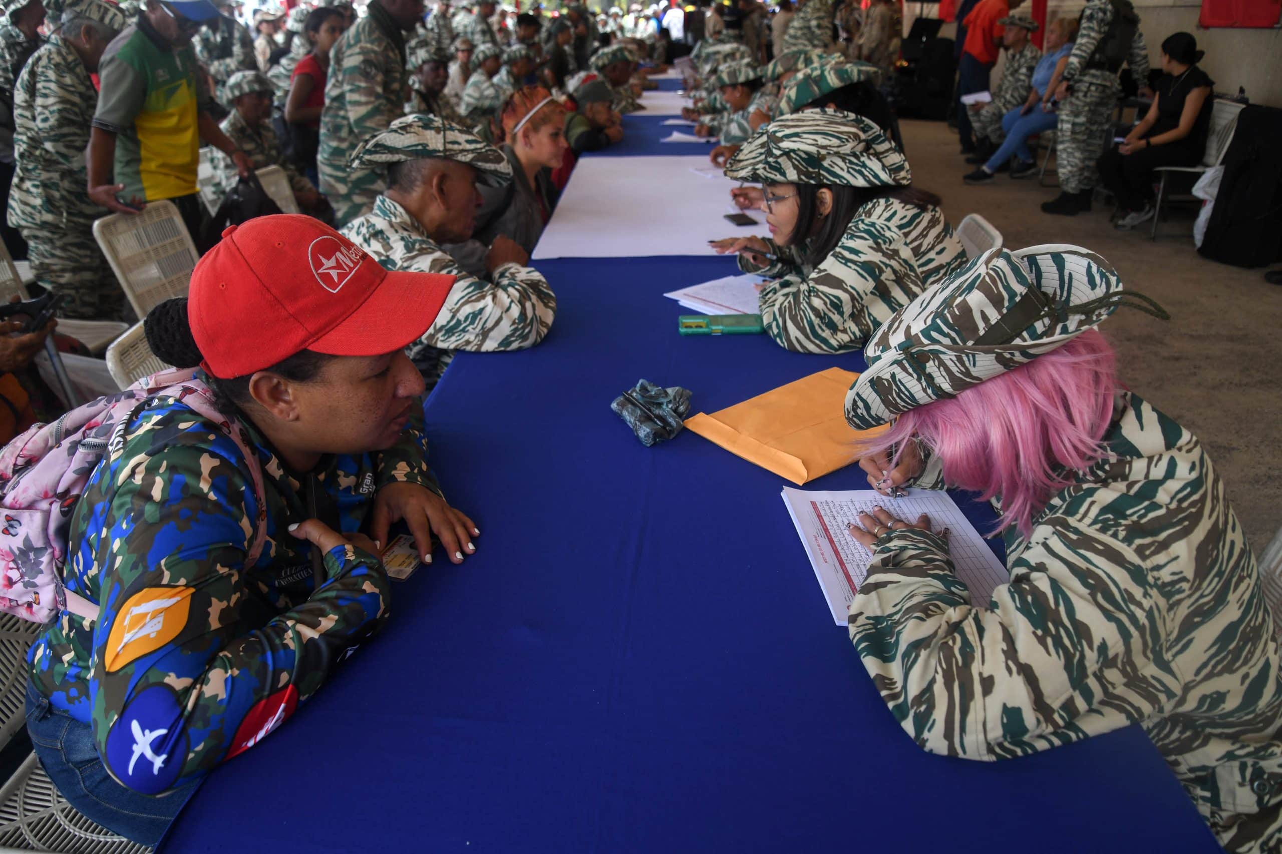 Maduro califica de exitosa la jornada de alistamiento militar en Venezuela