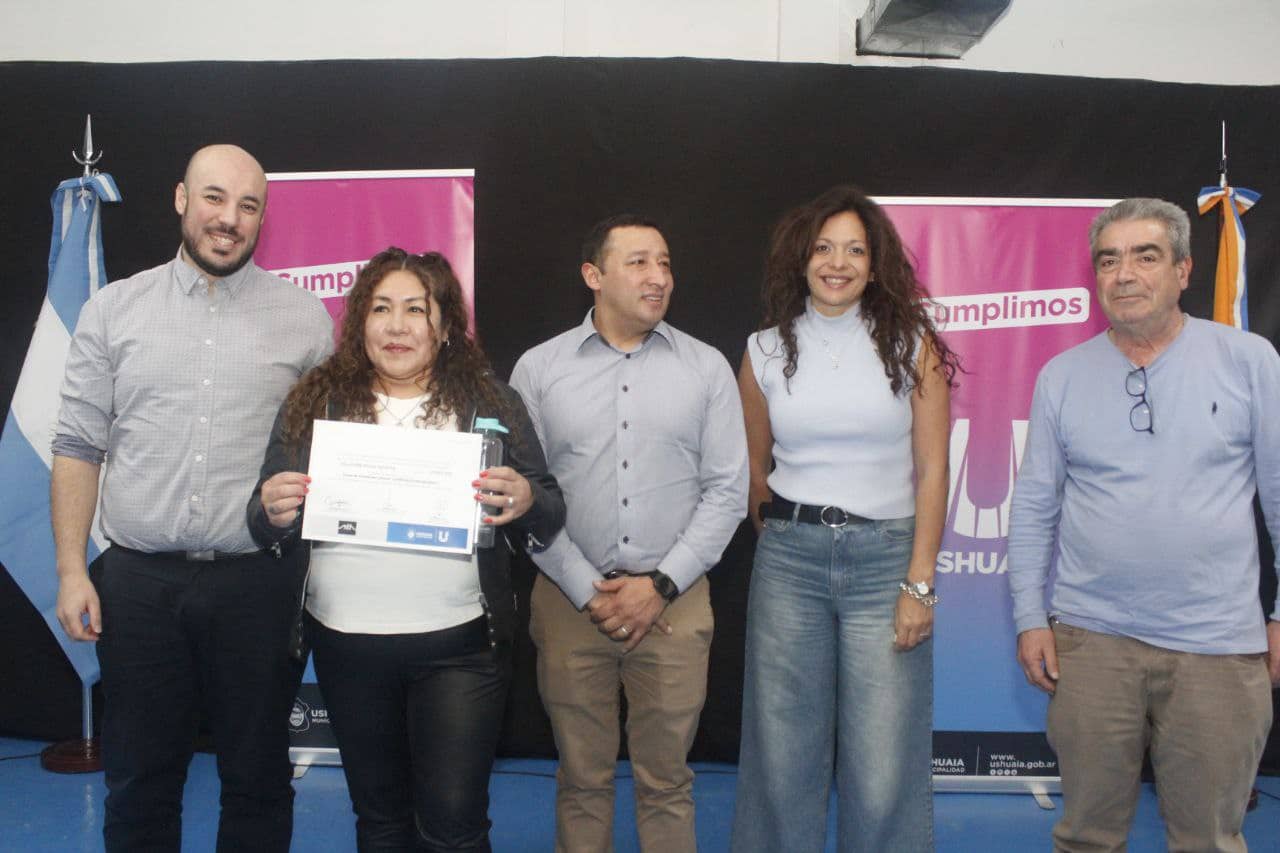 Entrega de certificados del programa Mujeres en Marcha
