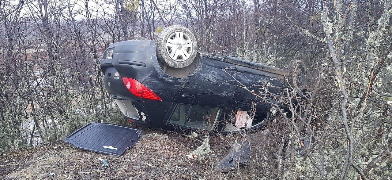 Una camioneta volcó sobre la ruta 3