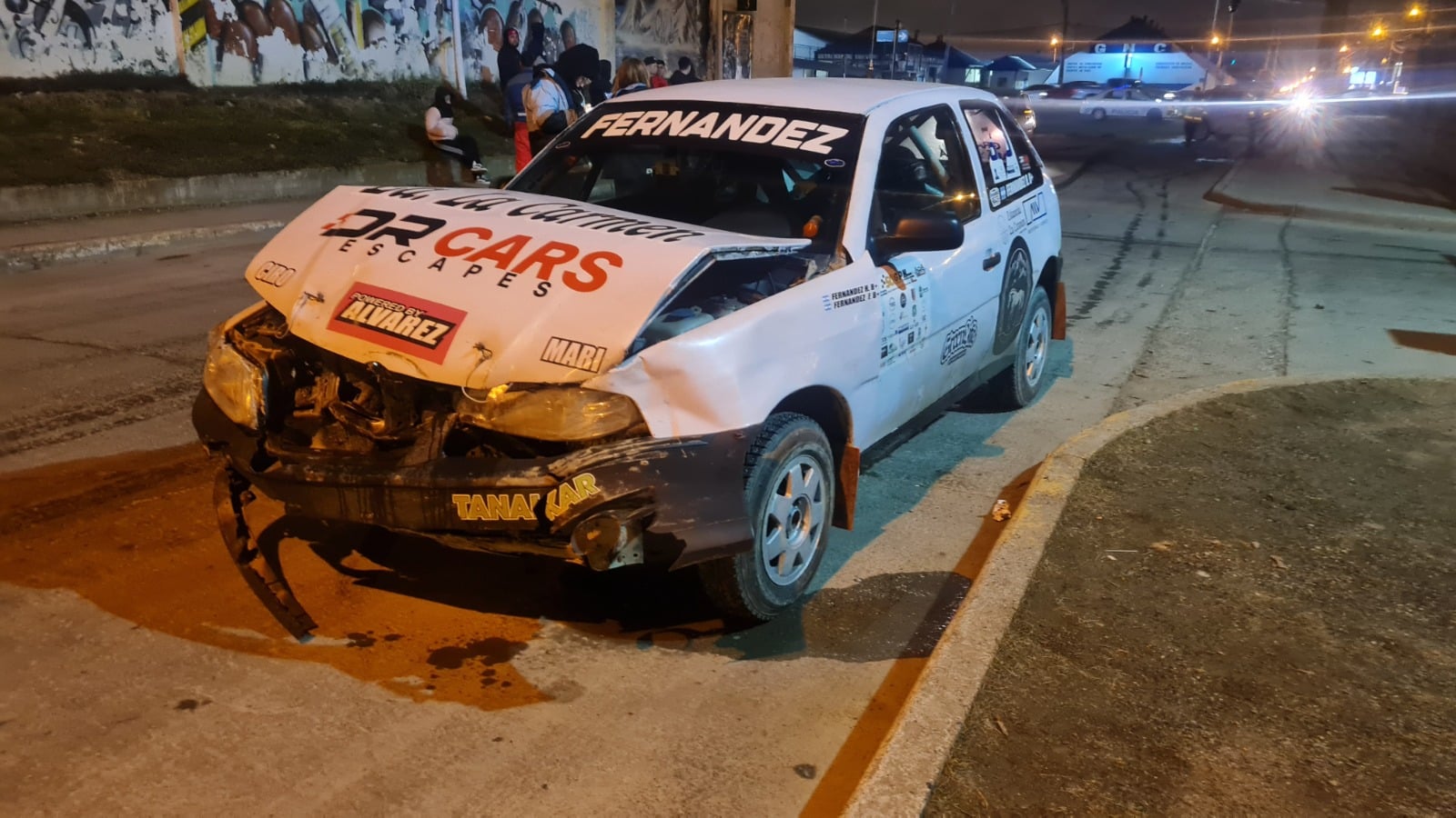 Un auto de carrera chocó con otro rodado
