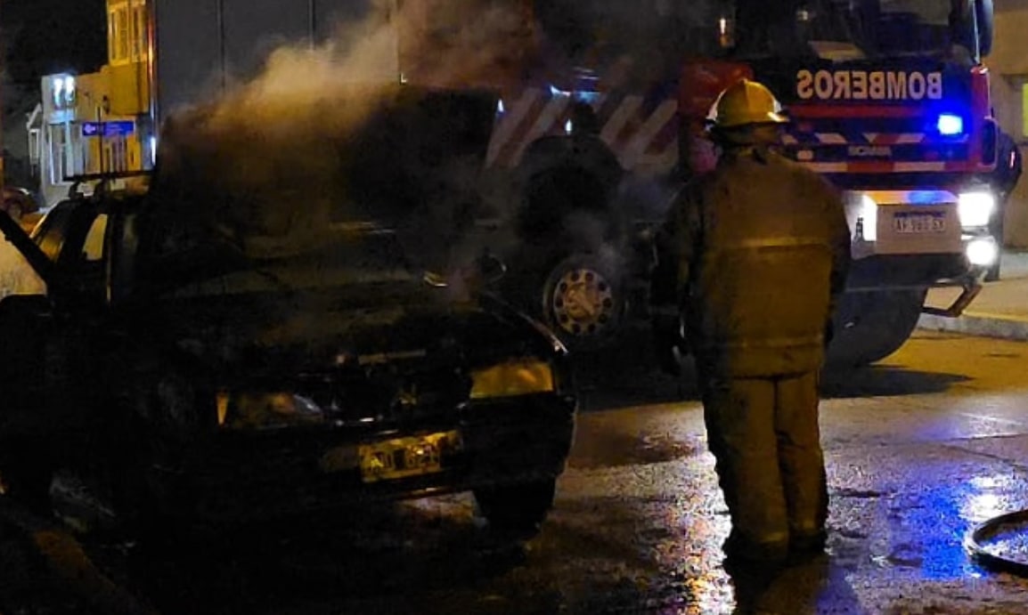 Incendio en un auto estacionado