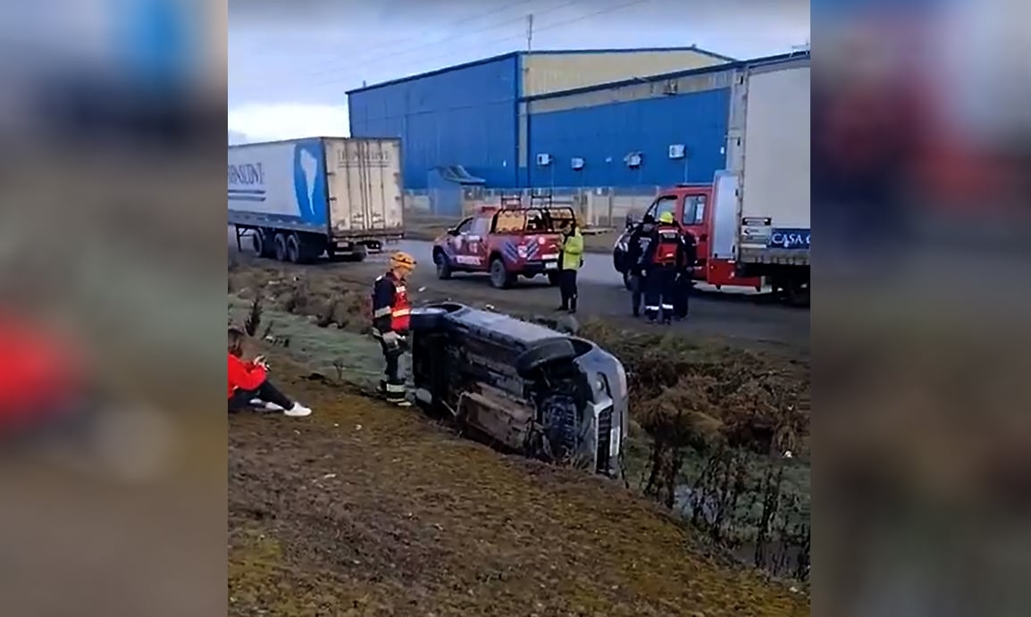 Vehículo volcó y quedó en un zanjón