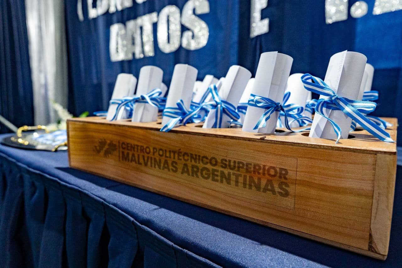 Egresaron los primeros técnicos en Ciencia de Datos e <b>Inteligencia Artificial</b> - El Sureño thumbnail