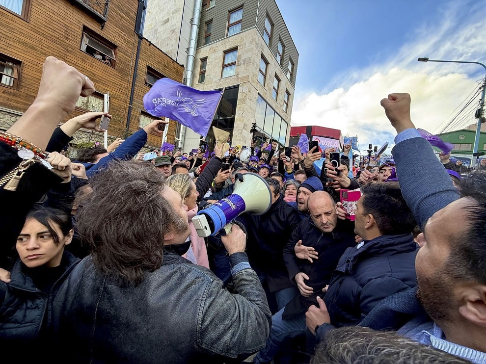 Milei tuvo que suspender la caminata por Ushuaia ante el rechazo fueguino