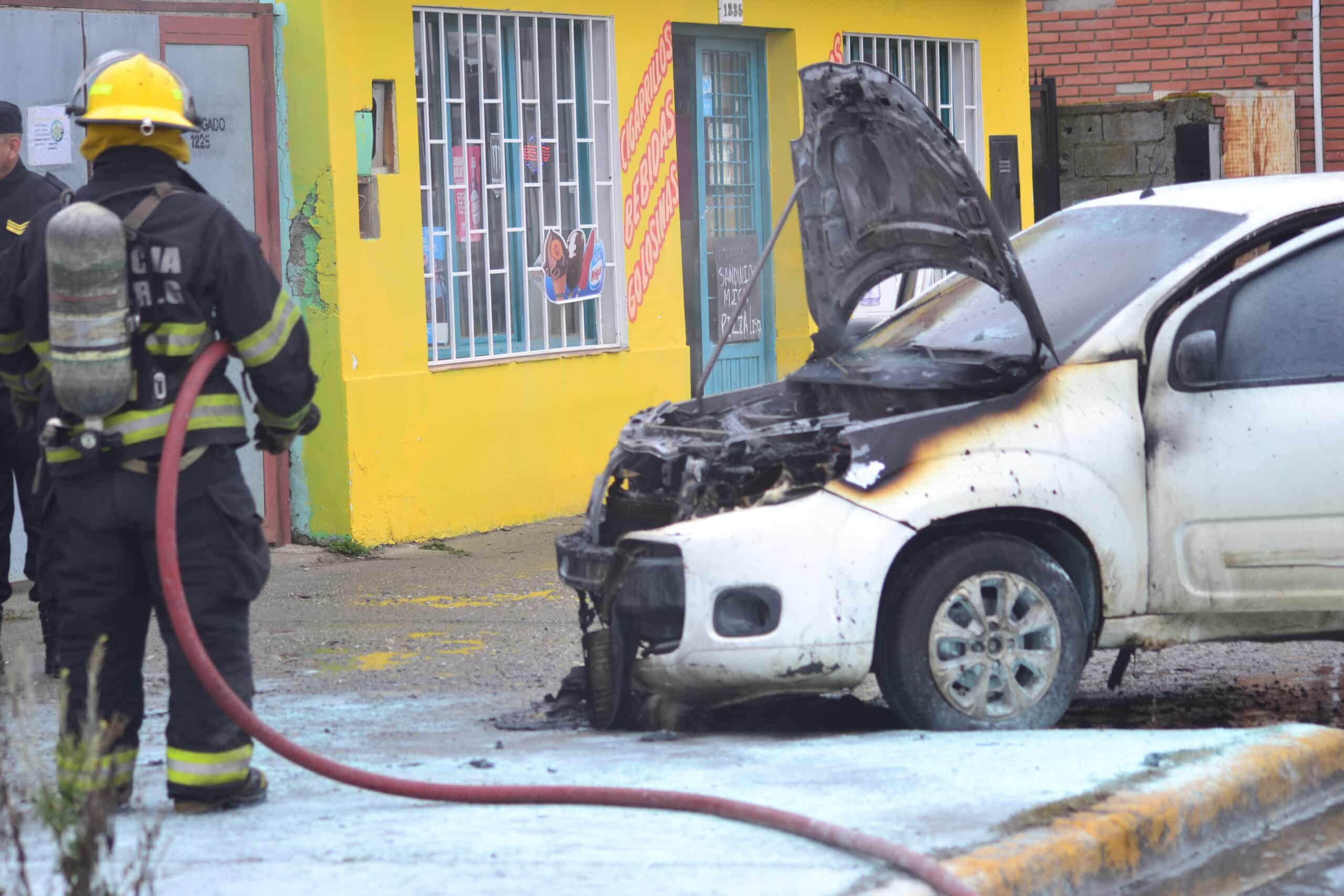 Se incendió parte del motor de un vehículo estacionado