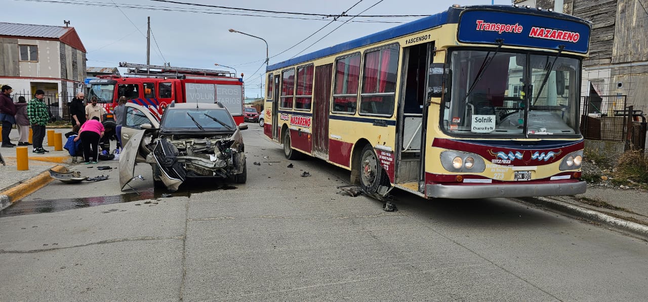 Un vehículo y un colectivo tuvieron una colisión