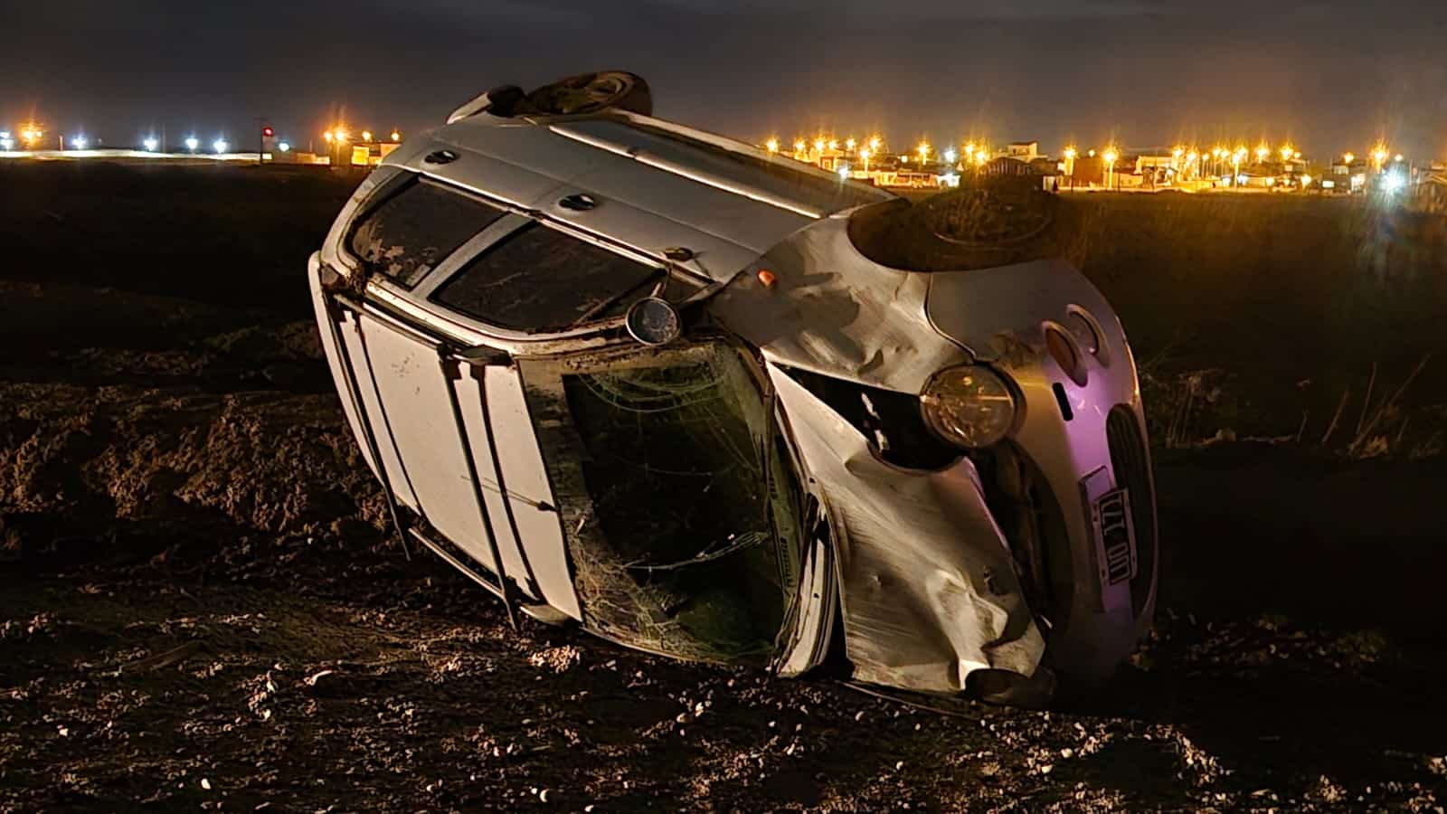 Un vehículo volcó debido al ripio suelto
