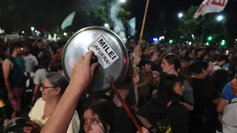 Y un día, 24 años después, volvieron a sonar las cacerolas&#8230;